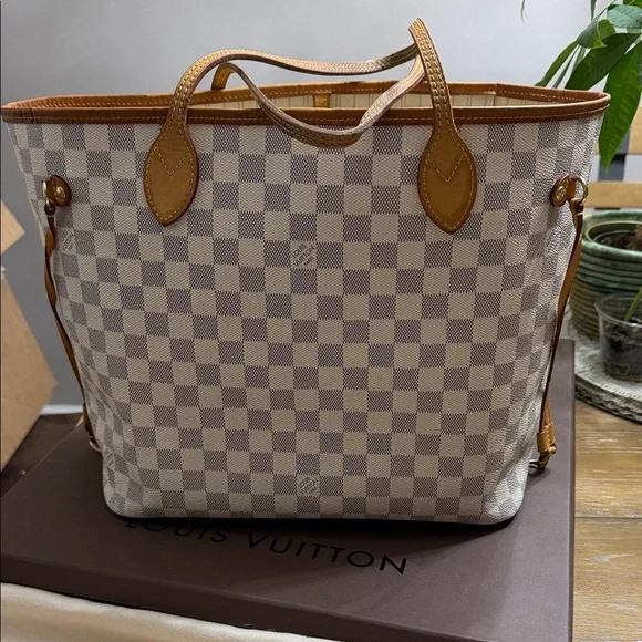 Louis Vuitton MM - Picture 7 of 11